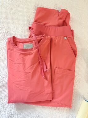 Women’s Hypothesis Coral Scrub Set size 2x sold out color